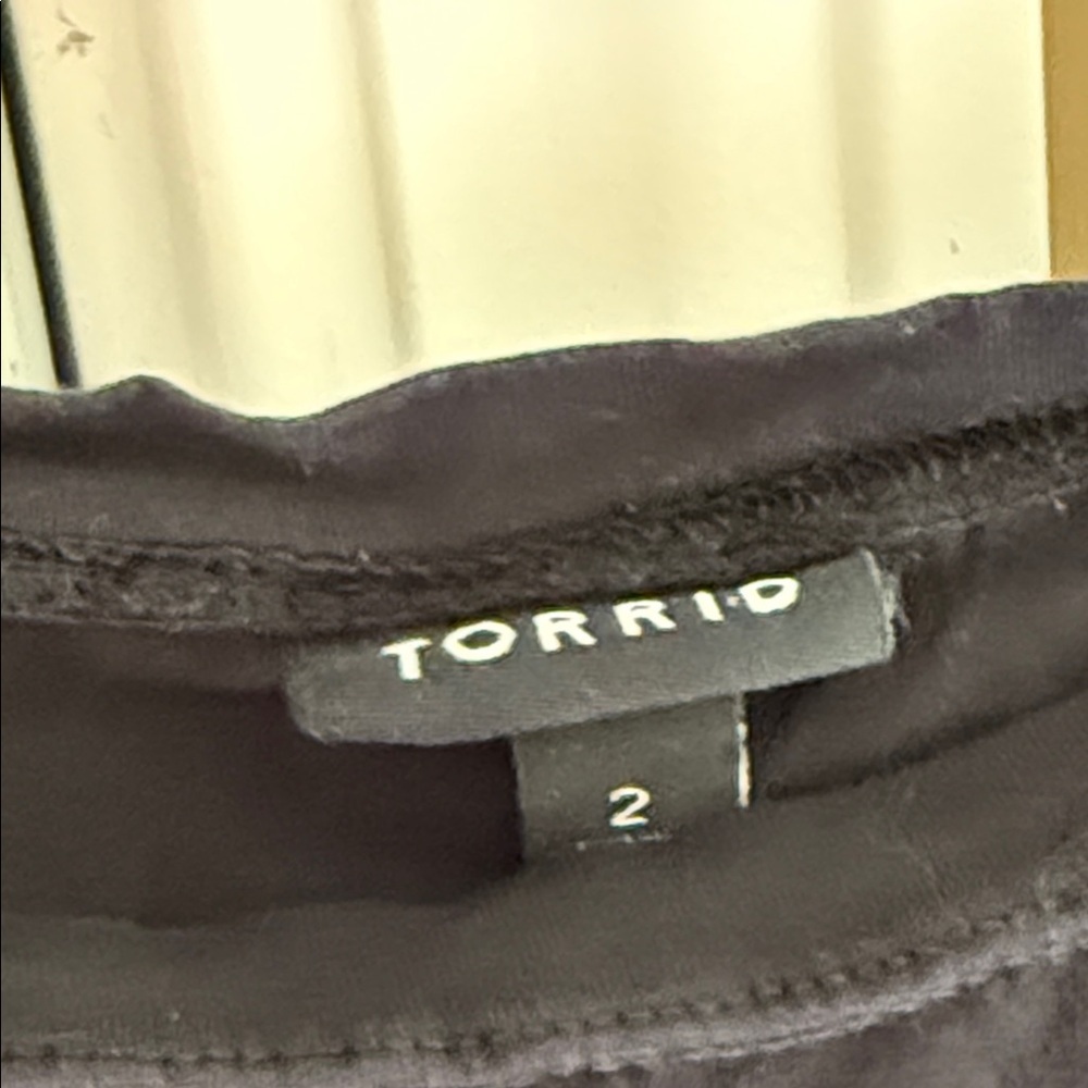 Elegant Black Women's Torrid Top 2 - Picture 2 of 4